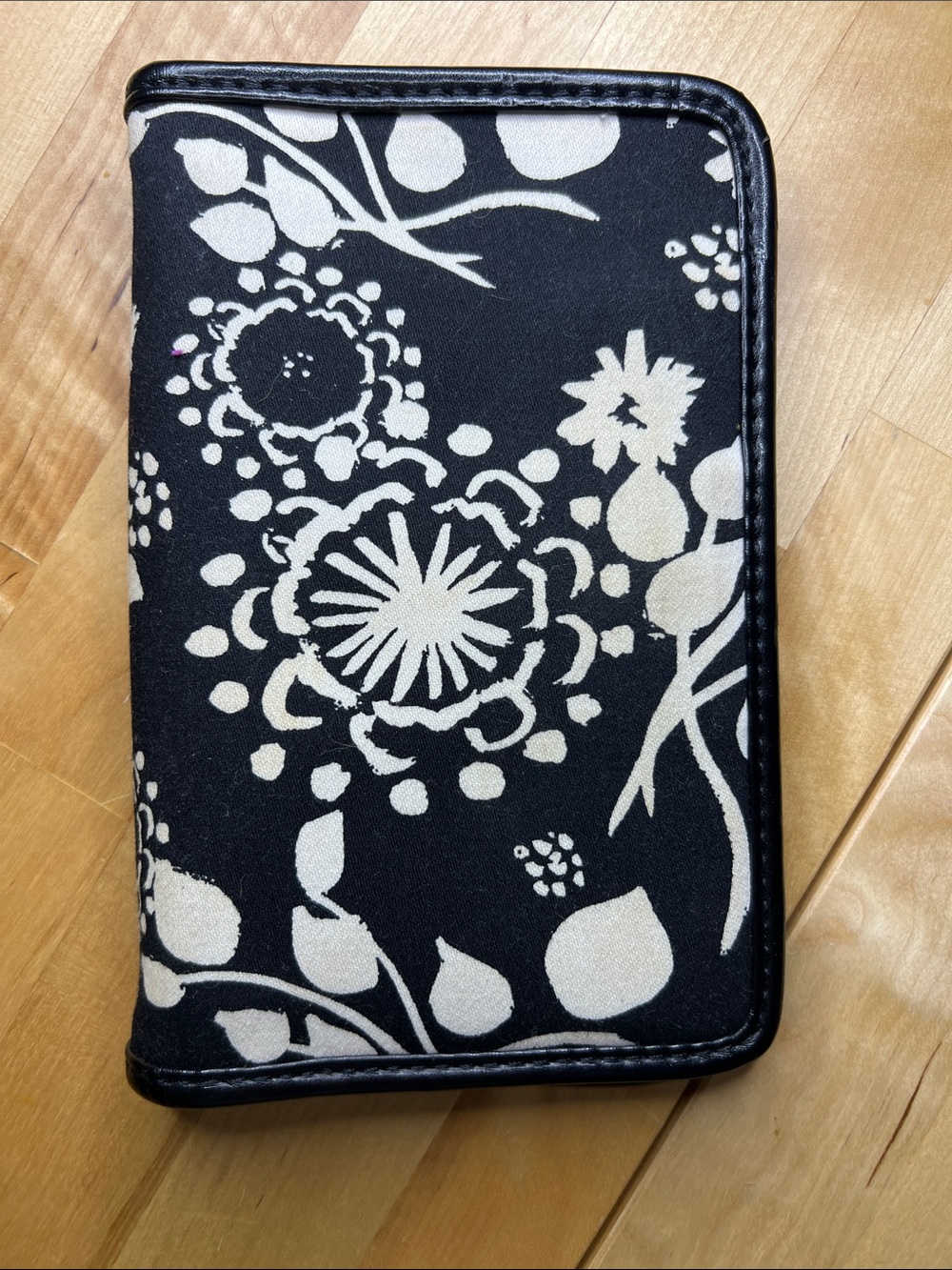 thirty-one Black and White Floral Zip Wallet Phone Case